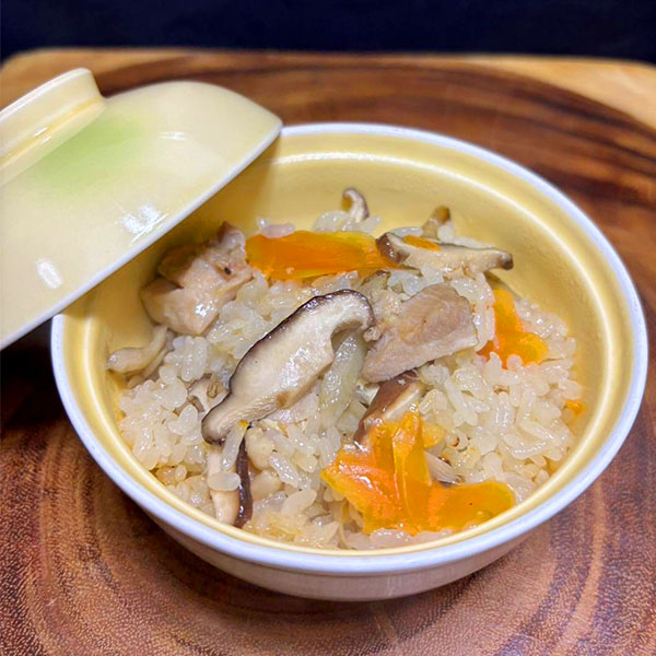 炊き込みご飯（お新香付き）